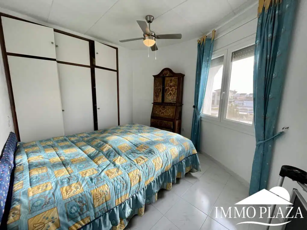 2 spacious canal villas divided into 4 apartments on 900m2 of land, garage, 24m mooring, 32m2 heated swimming pool, 6 parking spaces