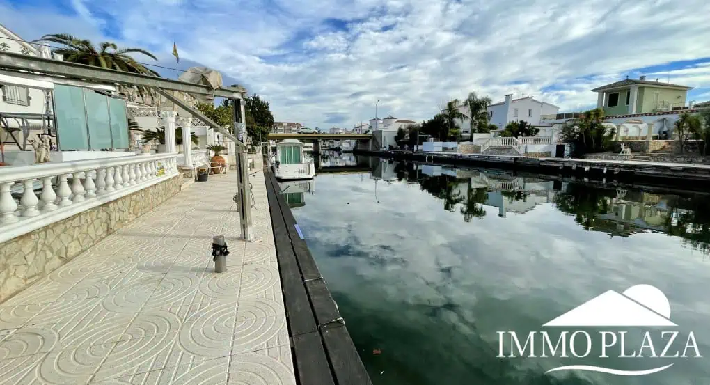 2 spacious canal villas divided into 4 apartments on 900m2 of land, garage, 24m mooring, 32m2 heated swimming pool, 6 parking spaces