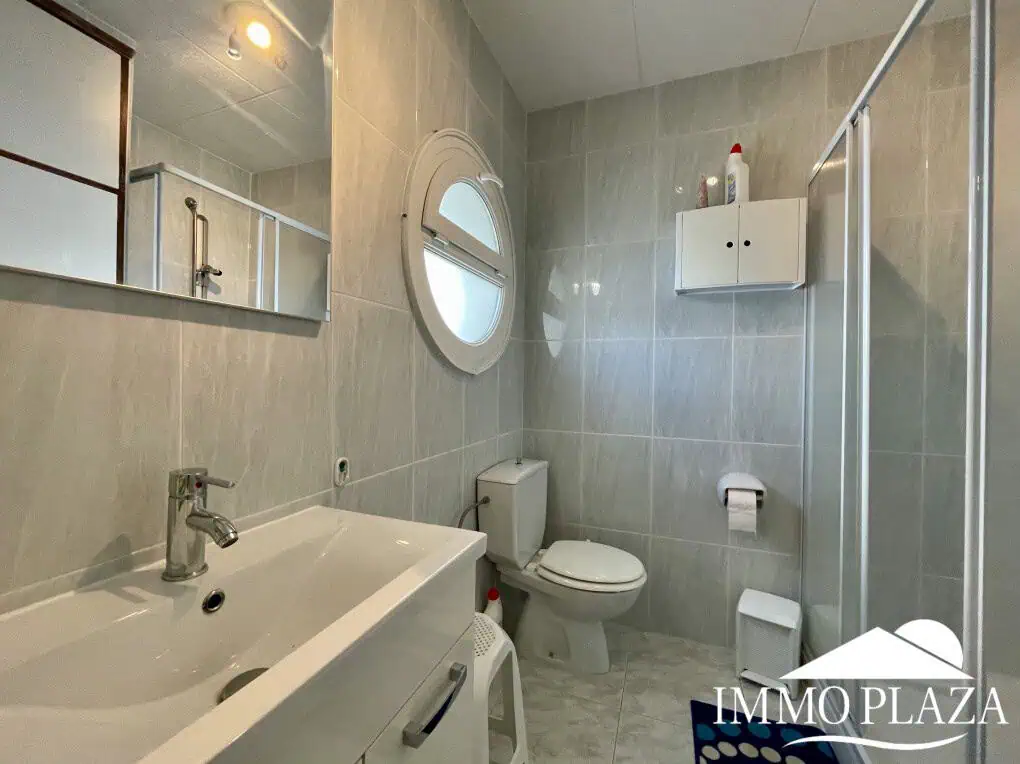 2 spacious canal villas divided into 4 apartments on 900m2 of land, garage, 24m mooring, 32m2 heated swimming pool, 6 parking spaces