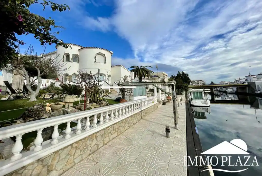 2 spacious canal villas divided into 4 apartments on 900m2 of land, garage, 24m mooring, 32m2 heated swimming pool, 6 parking spaces