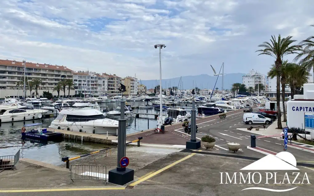 Appartement lumineux avec vue sur le port principal à 3min à pied de la mer et des commerces, 2 chambres, 1 sdb, 1 terrasse  – Empuriabrava