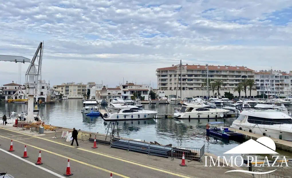 Appartement lumineux avec vue sur le port principal à 3min à pied de la mer et des commerces, 2 chambres, 1 sdb, 1 terrasse  – Empuriabrava