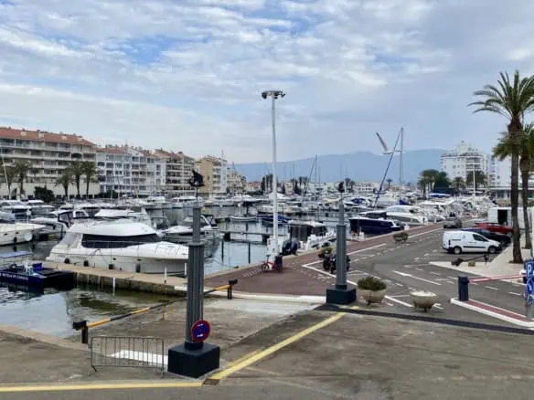 Bright apartment with view of the main port, 3 minutes walk from the sea and shops, 2 bedrooms, 1 bathroom, 1 terrace – Empuriabrava