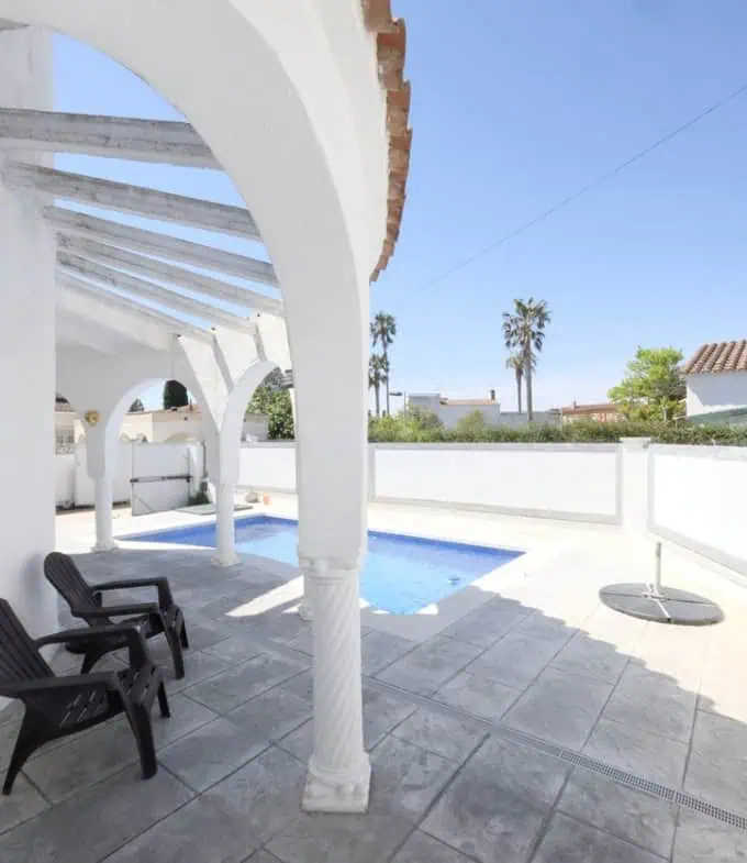 Typische Wohnvilla von Empuriabrava – 3 Schlafzimmer – Swimmingpool – Garage – nahe dem Strand und dem Zentrum von Empuriabrava