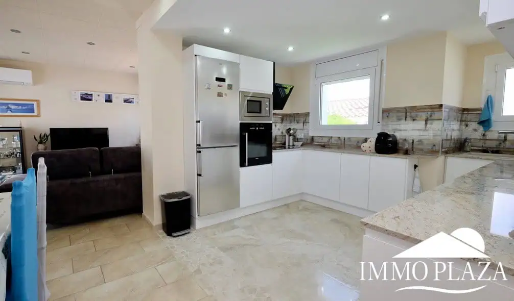 Typische Wohnvilla von Empuriabrava – 3 Schlafzimmer – Swimmingpool – Garage – nahe dem Strand und dem Zentrum von Empuriabrava