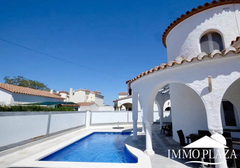 Typische Wohnvilla von Empuriabrava – 3 Schlafzimmer – Swimmingpool – Garage – nahe dem Strand und dem Zentrum von Empuriabrava