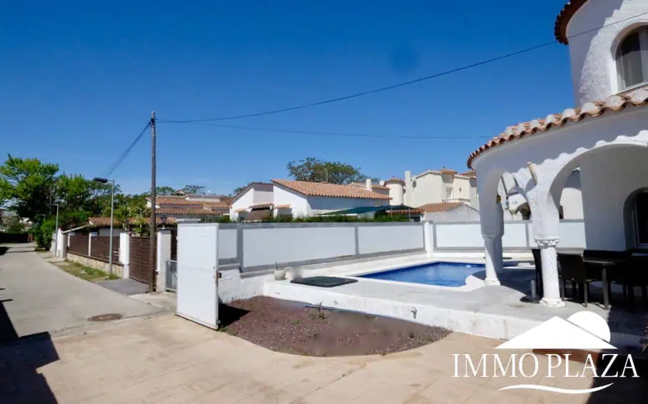 Typische Wohnvilla von Empuriabrava – 3 Schlafzimmer – Swimmingpool – Garage – nahe dem Strand und dem Zentrum von Empuriabrava