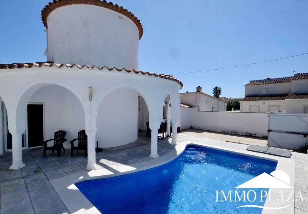 Typische Wohnvilla von Empuriabrava – 3 Schlafzimmer – Swimmingpool – Garage – nahe dem Strand und dem Zentrum von Empuriabrava
