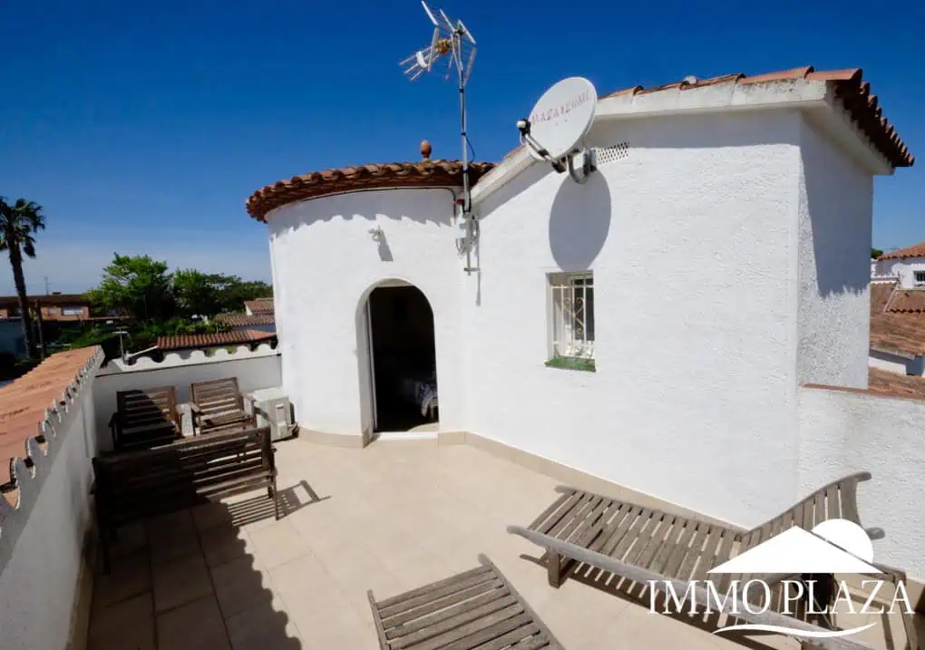 Typische Wohnvilla von Empuriabrava – 3 Schlafzimmer – Swimmingpool – Garage – nahe dem Strand und dem Zentrum von Empuriabrava