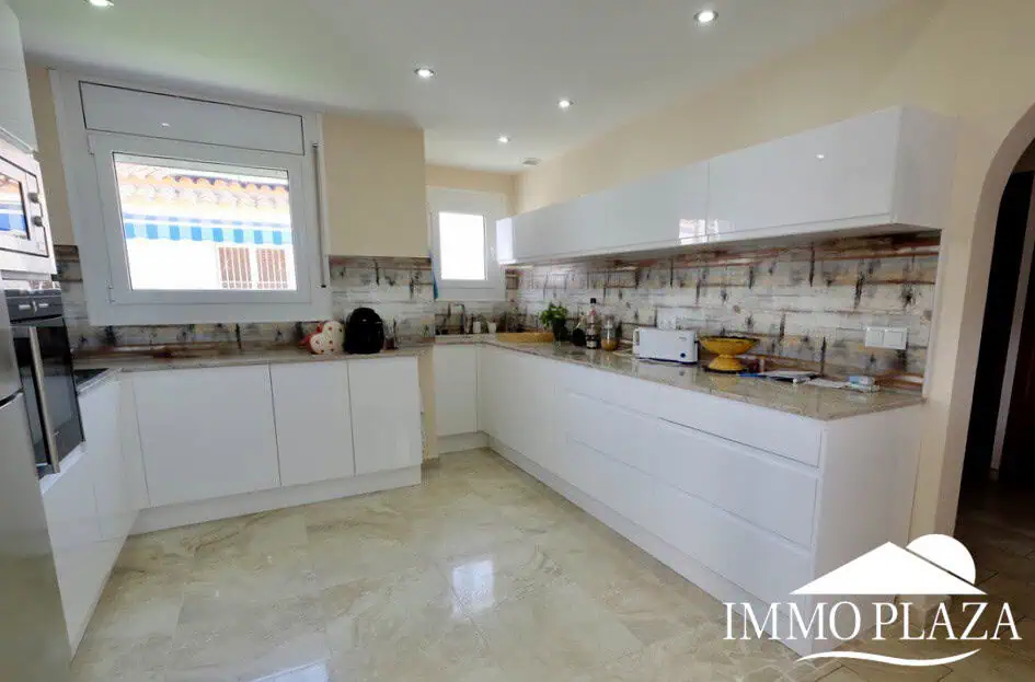 Typische Wohnvilla von Empuriabrava – 3 Schlafzimmer – Swimmingpool – Garage – nahe dem Strand und dem Zentrum von Empuriabrava