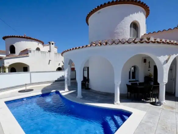 Typical residential villa of Empuriabrava – 3 bedrooms – swimming pool – garage – close to the beach and the center of Empuriabrava