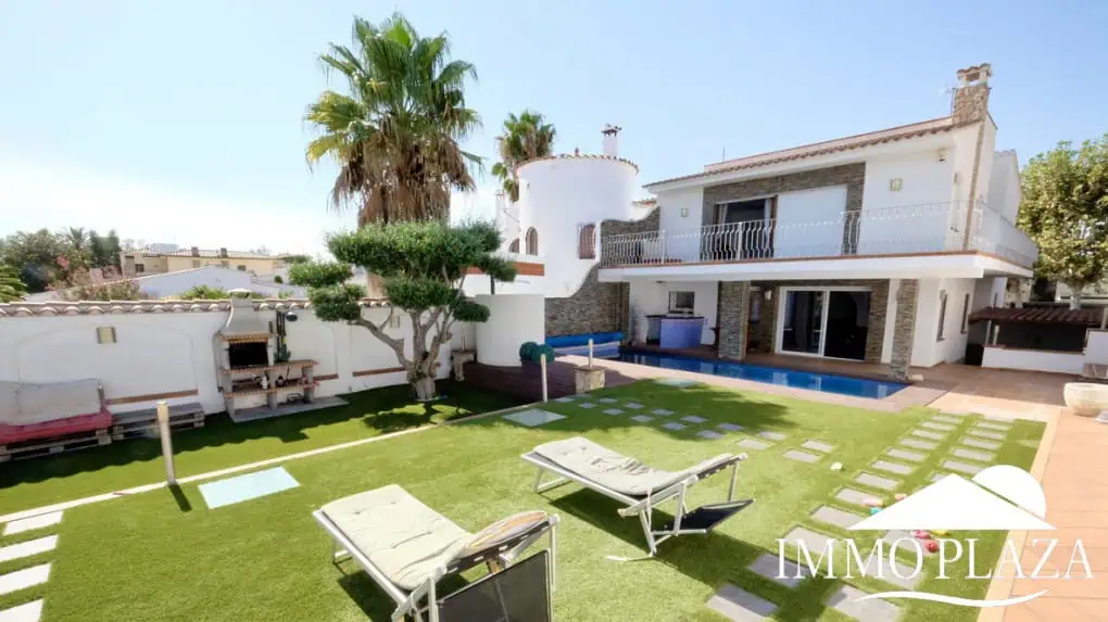 Large villa on a wide canal, south facing, 5 bedrooms, 4 bathrooms, 20mtr mooring, large garage!