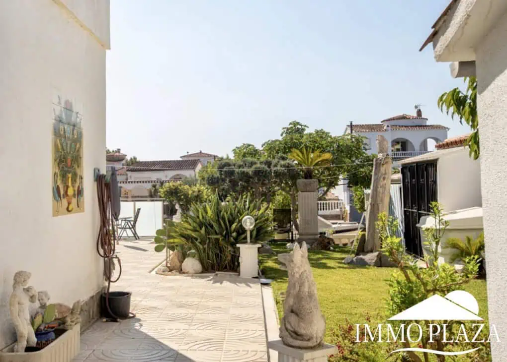 2 spacious canal villas divided into 4 apartments on 900m2 of land, garage, 24m mooring, 32m2 heated swimming pool, 6 parking spaces