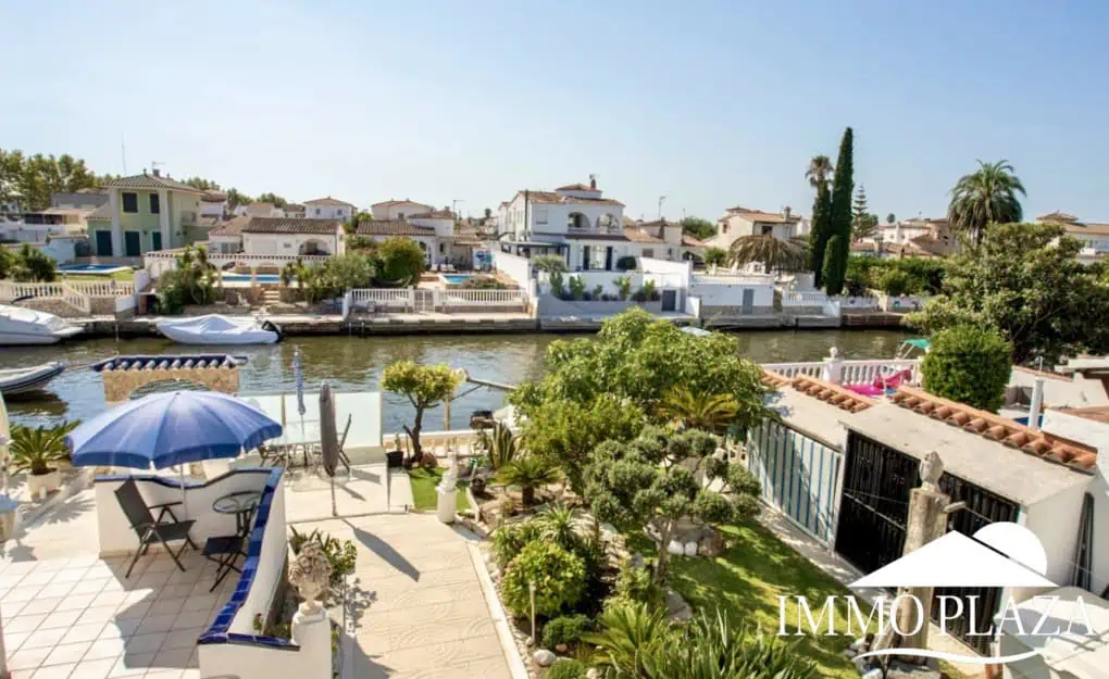 2 spacious canal villas divided into 4 apartments on 900m2 of land, garage, 24m mooring, 32m2 heated swimming pool, 6 parking spaces