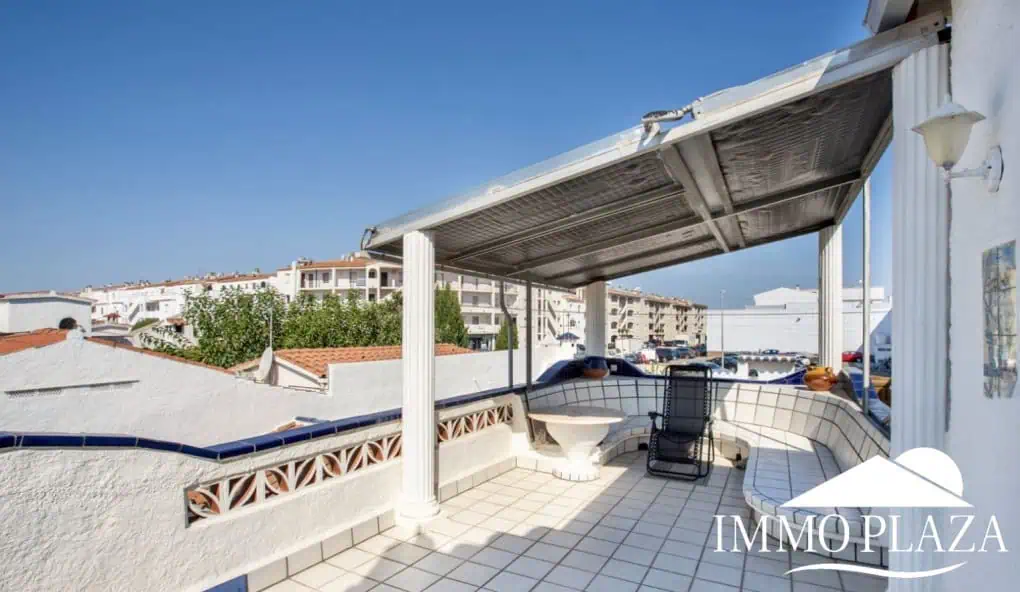 2 spacious canal villas divided into 4 apartments on 900m2 of land, garage, 24m mooring, 32m2 heated swimming pool, 6 parking spaces