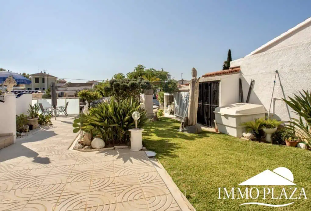 2 spacious canal villas divided into 4 apartments on 900m2 of land, garage, 24m mooring, 32m2 heated swimming pool, 6 parking spaces