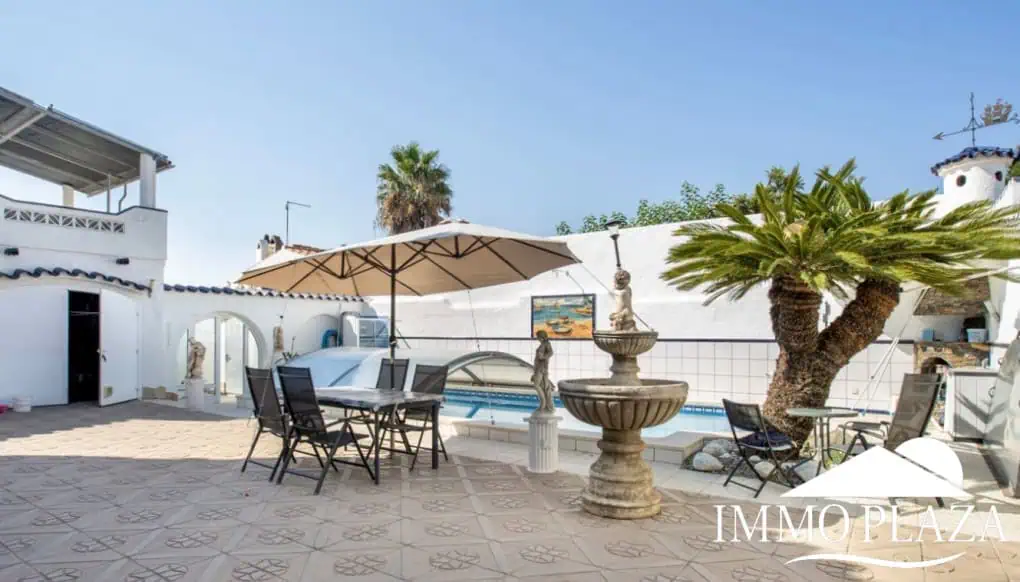 2 spacious canal villas divided into 4 apartments on 900m2 of land, garage, 24m mooring, 32m2 heated swimming pool, 6 parking spaces