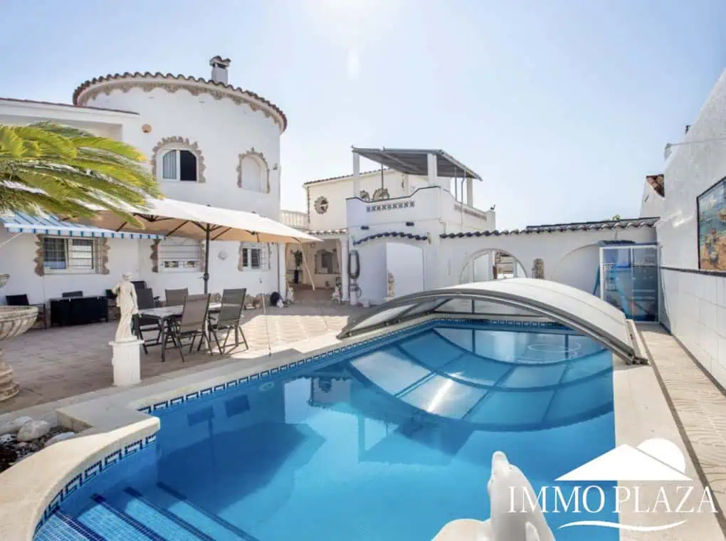 2 spacious canal villas divided into 4 apartments on 900m2 of land, garage, 24m mooring, 32m2 heated swimming pool, 6 parking spaces