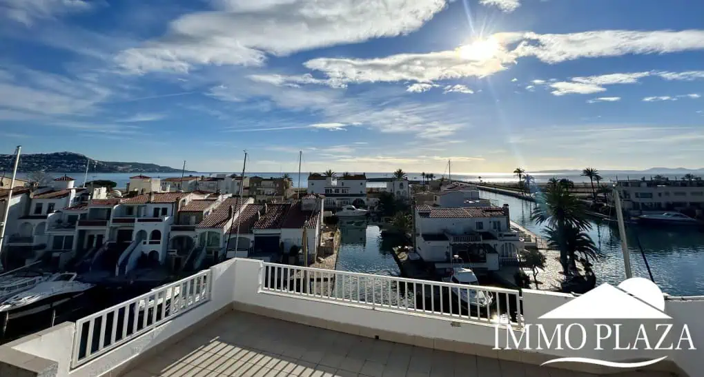 RESERVED – Spacious corner Penthouse with a 90m2 roof terrace with sea and canal views in Empuriabrava