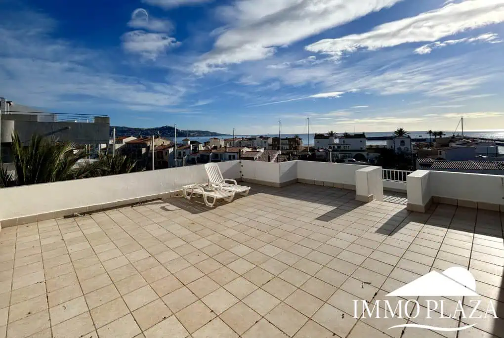 RESERVED – Spacious corner Penthouse with a 90m2 roof terrace with sea and canal views in Empuriabrava