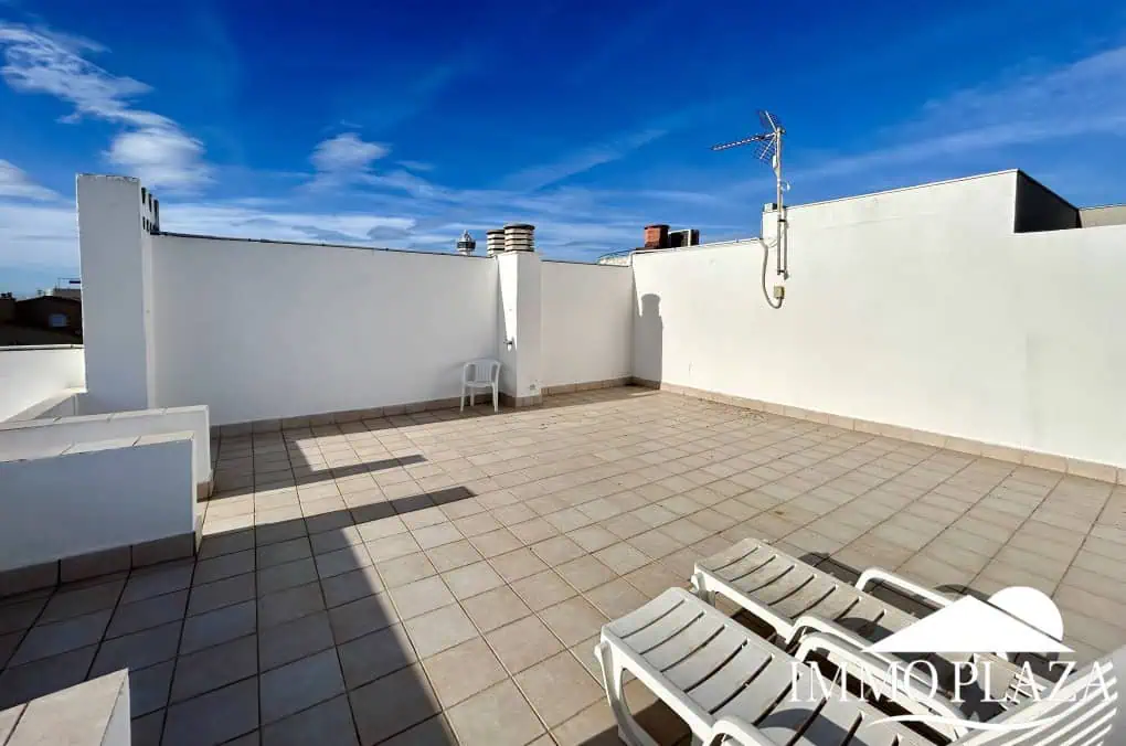 RESERVED – Spacious corner Penthouse with a 90m2 roof terrace with sea and canal views in Empuriabrava