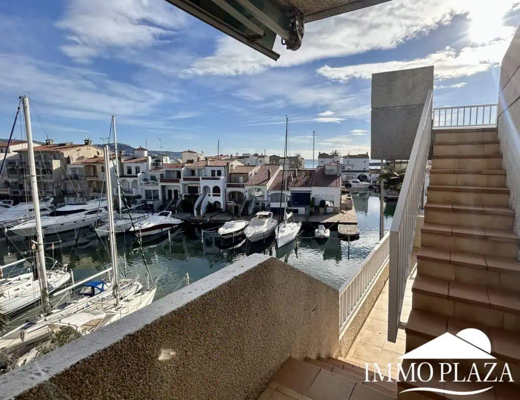 RESERVED – Spacious corner Penthouse with a 90m2 roof terrace with sea and canal views in Empuriabrava