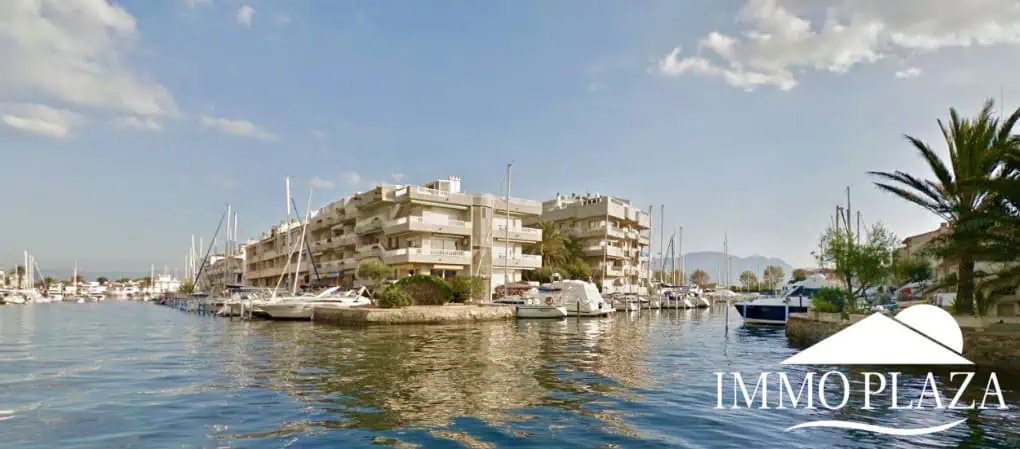RESERVED – Spacious corner Penthouse with a 90m2 roof terrace with sea and canal views in Empuriabrava