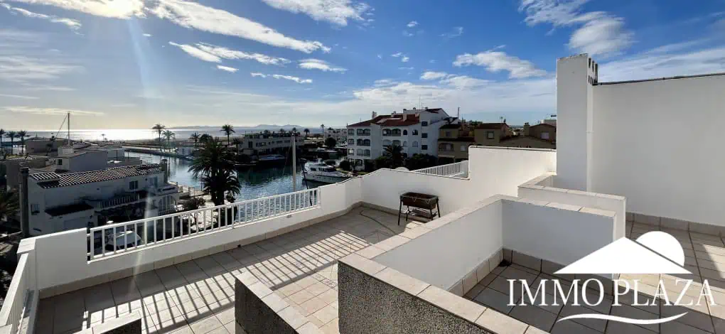 RESERVED – Spacious corner Penthouse with a 90m2 roof terrace with sea and canal views in Empuriabrava