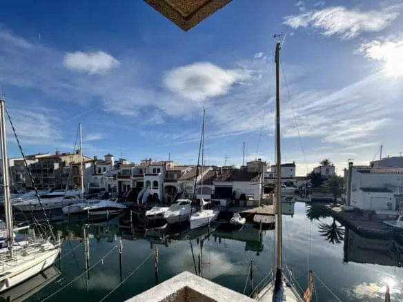 RESERVED – Spacious corner Penthouse with a 90m2 roof terrace with sea and canal views in Empuriabrava