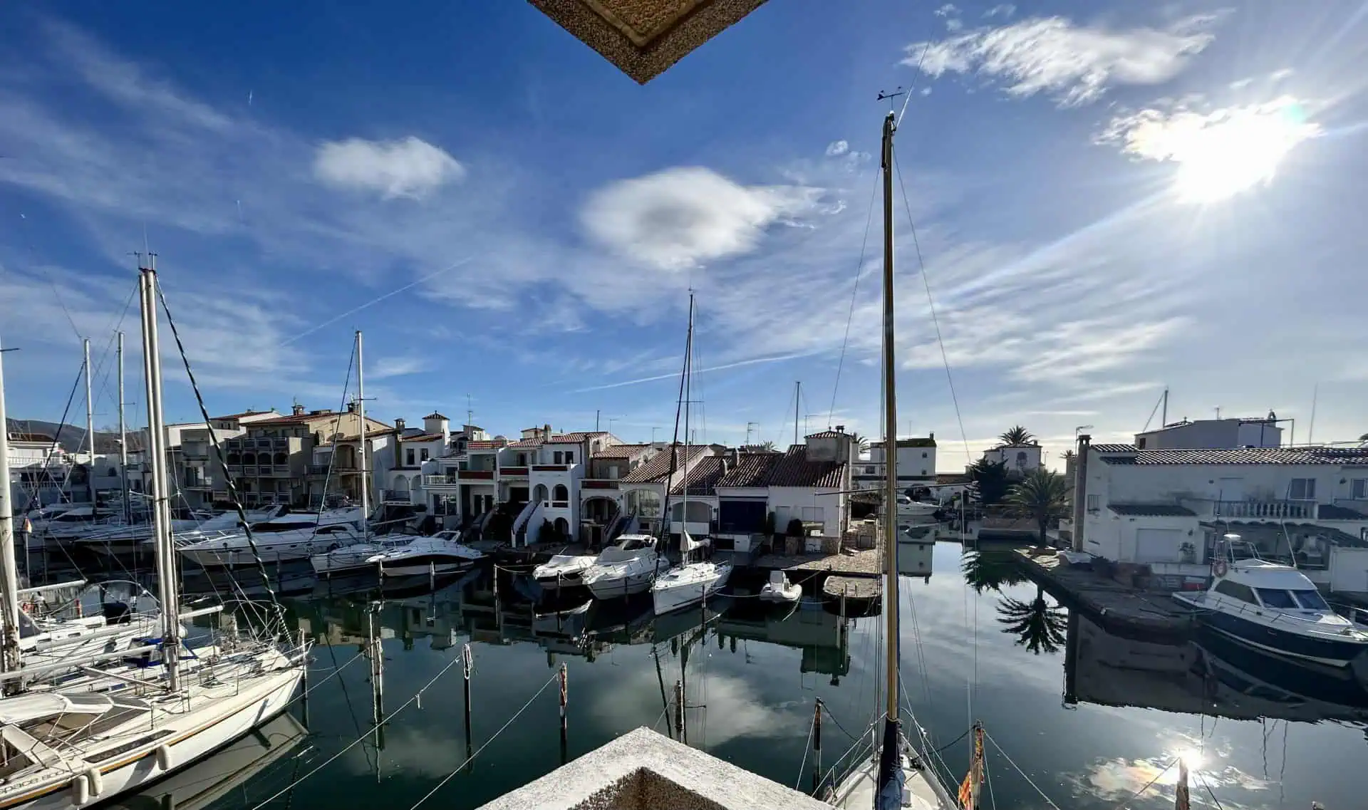 2301202393810_426 RESERVAT – Àtic cantoner espaiós amb terrassa de 90m2, vistas al mar i als canals d’Empuriabrava
