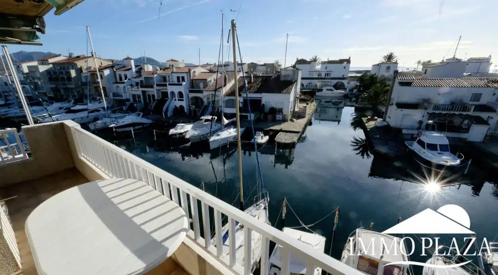 RESERVED – Spacious corner Penthouse with a 90m2 roof terrace with sea and canal views in Empuriabrava