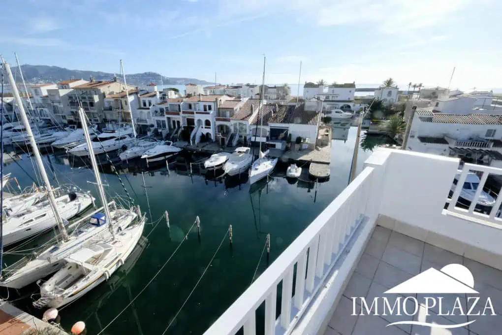 RESERVED – Spacious corner Penthouse with a 90m2 roof terrace with sea and canal views in Empuriabrava