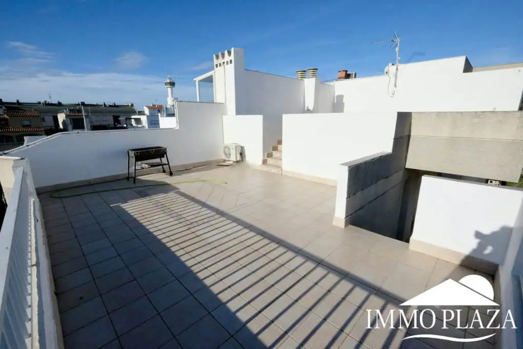 RESERVED – Spacious corner Penthouse with a 90m2 roof terrace with sea and canal views in Empuriabrava