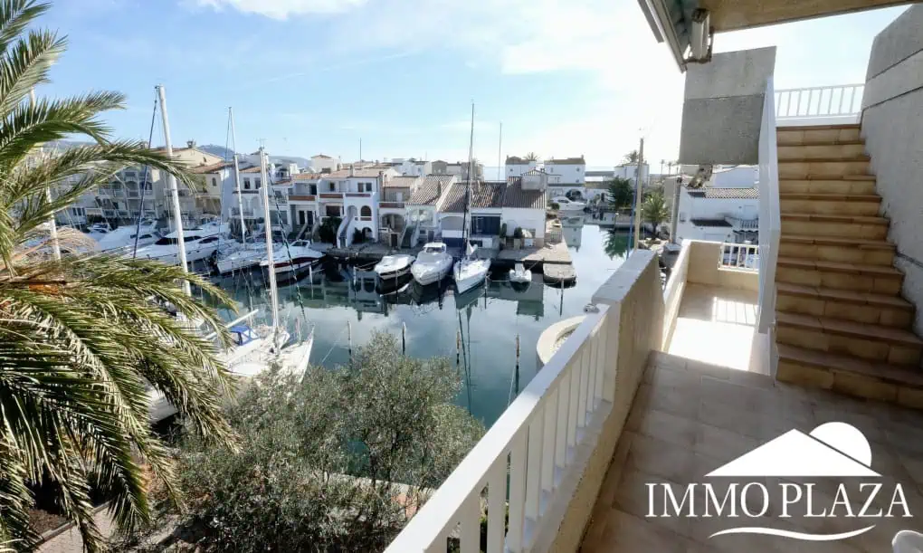 RESERVED – Spacious corner Penthouse with a 90m2 roof terrace with sea and canal views in Empuriabrava