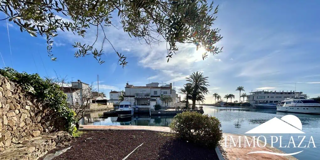 RESERVED – Spacious corner Penthouse with a 90m2 roof terrace with sea and canal views in Empuriabrava