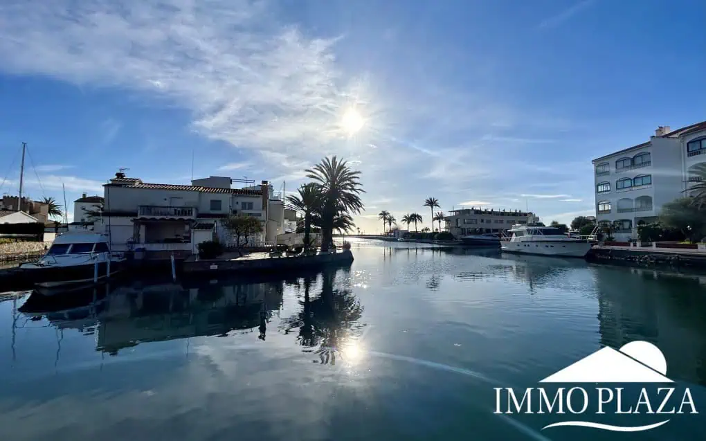 RESERVED – Spacious corner Penthouse with a 90m2 roof terrace with sea and canal views in Empuriabrava