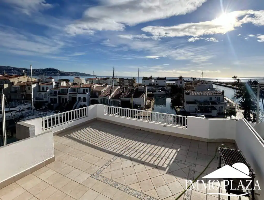 RESERVED – Spacious corner Penthouse with a 90m2 roof terrace with sea and canal views in Empuriabrava