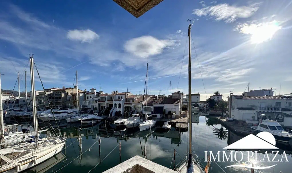 RESERVED – Spacious corner Penthouse with a 90m2 roof terrace with sea and canal views in Empuriabrava