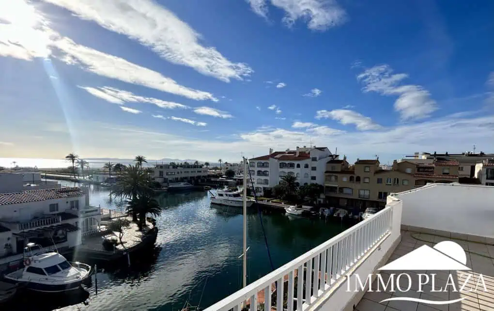 RESERVED – Spacious corner Penthouse with a 90m2 roof terrace with sea and canal views in Empuriabrava