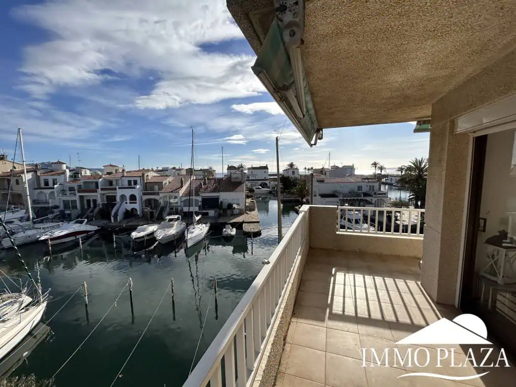 RESERVED – Spacious corner Penthouse with a 90m2 roof terrace with sea and canal views in Empuriabrava