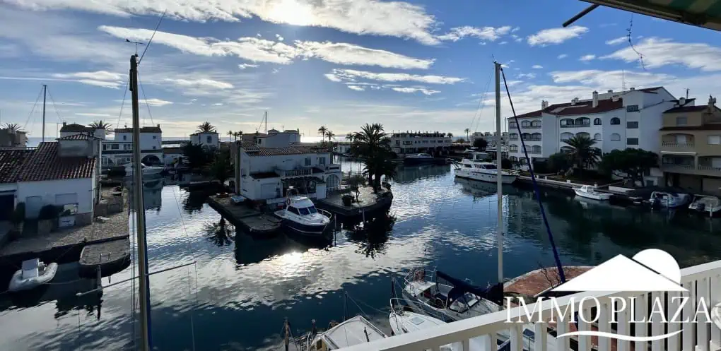 RESERVED – Spacious corner Penthouse with a 90m2 roof terrace with sea and canal views in Empuriabrava