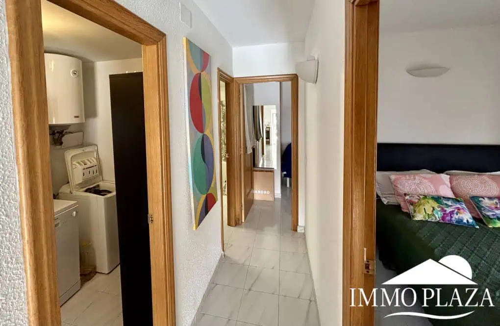 RESERVED – Spacious corner Penthouse with a 90m2 roof terrace with sea and canal views in Empuriabrava