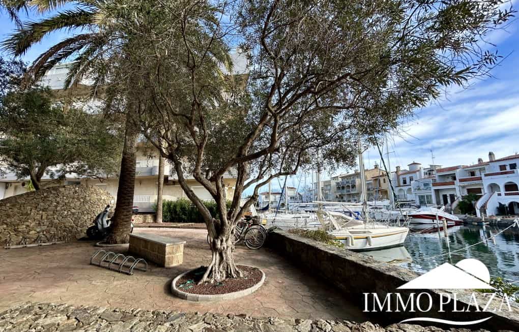 RESERVED – Spacious corner Penthouse with a 90m2 roof terrace with sea and canal views in Empuriabrava