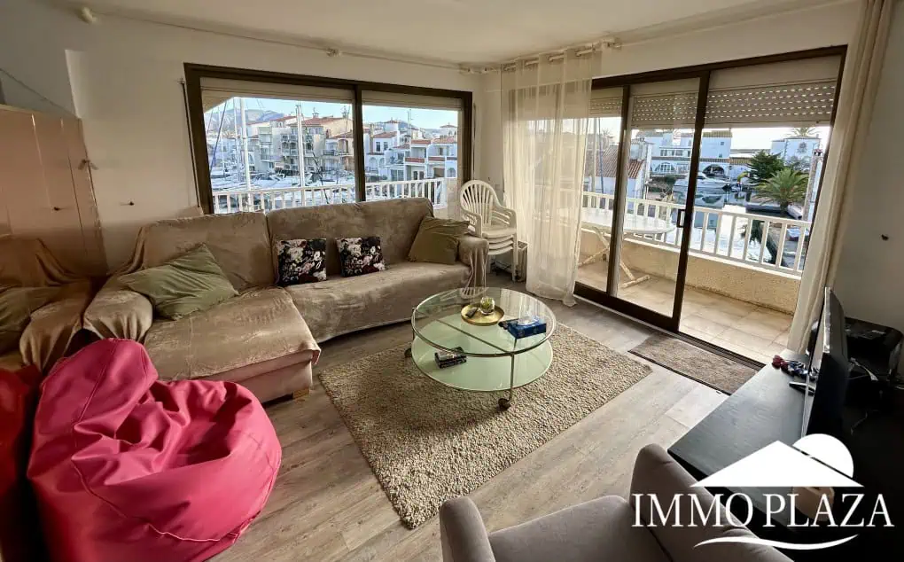 RESERVED – Spacious corner Penthouse with a 90m2 roof terrace with sea and canal views in Empuriabrava