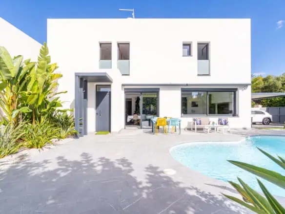 Beautiful modern villa built in 2022, close to the sea, town center, and inner harbor; 3 bedrooms, 2 bathrooms, garage, swimming pool, and jacuzzi.