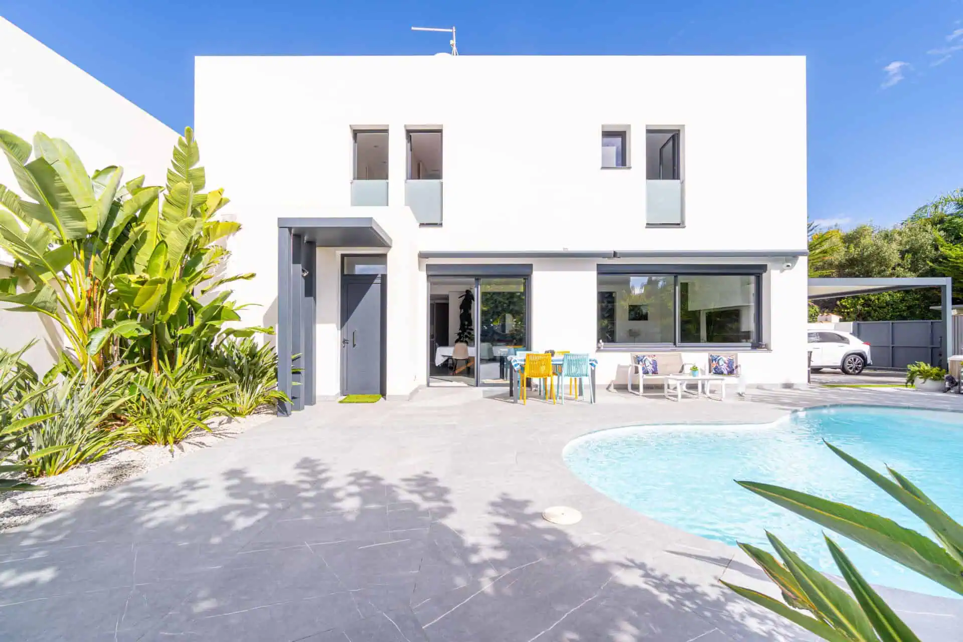 23042026100828_651 Beautiful modern villa built in 2022, close to the sea, town center, and inner harbor; 3 bedrooms, 2 bathrooms, garage, swimming pool, and jacuzzi.
