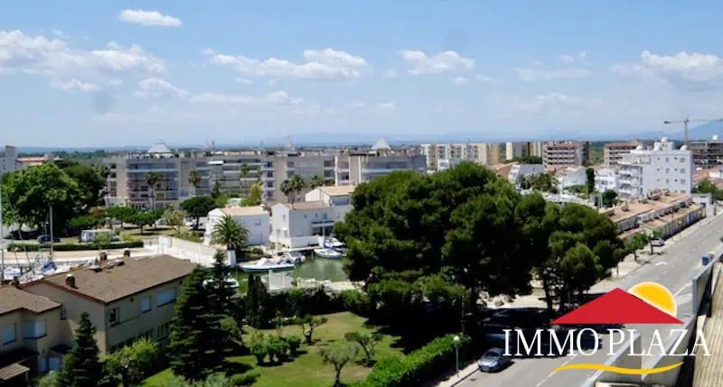 Magnificent penthouse with sea views and 66m2 solarium – 2 bedrooms – private parking – storage room – community pool – Rosas, Costa Brava