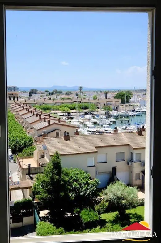 Magnificent penthouse with sea views and 66m2 solarium – 2 bedrooms – private parking – storage room – community pool – Rosas, Costa Brava