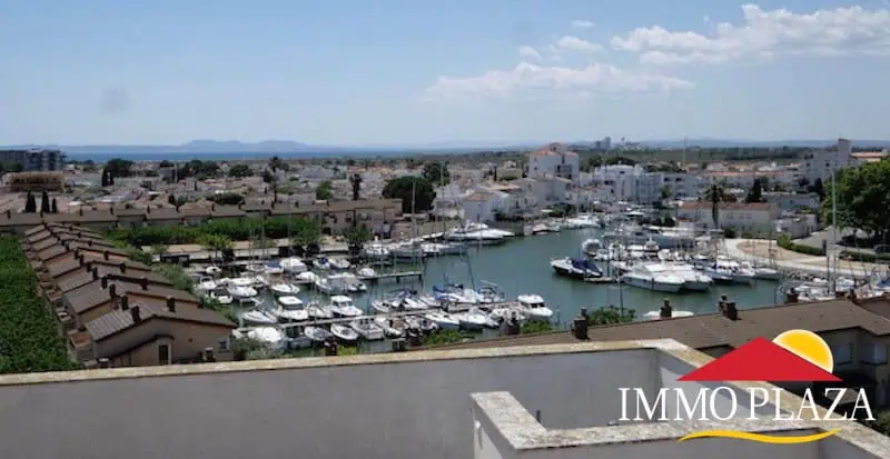 Magnificent penthouse with sea views and 66m2 solarium – 2 bedrooms – private parking – storage room – community pool – Rosas, Costa Brava