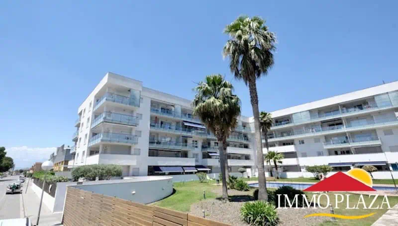 Magnificent penthouse with sea views and 66m2 solarium – 2 bedrooms – private parking – storage room – community pool – Rosas, Costa Brava